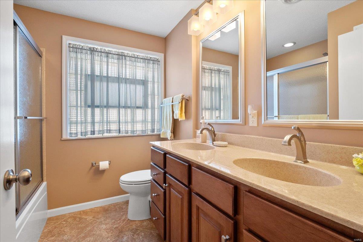 Edwardsville, Illinois 62025, United States, 3 Bedrooms Bedrooms, ,1 BathroomBathrooms,Residential,Pending,15104