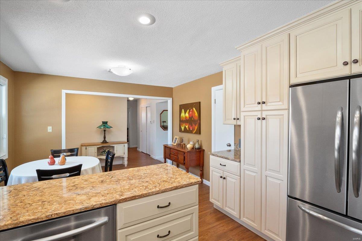 Edwardsville, Illinois 62025, United States, 3 Bedrooms Bedrooms, ,1 BathroomBathrooms,Residential,Pending,15104