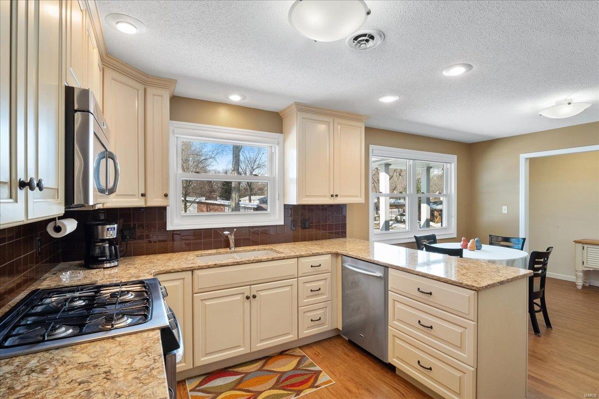 Edwardsville, Illinois 62025, United States, 3 Bedrooms Bedrooms, ,1 BathroomBathrooms,Residential,Pending,15104