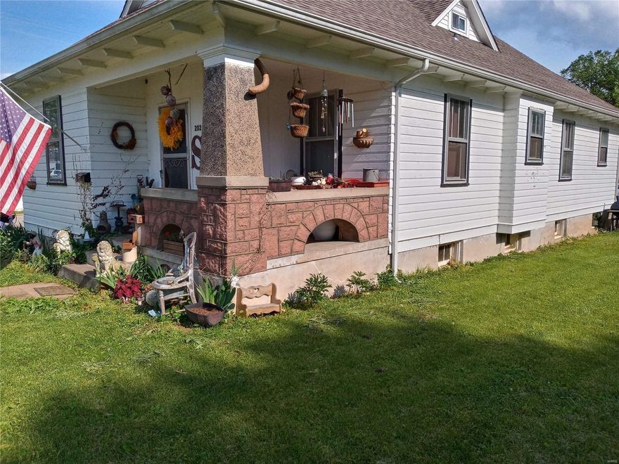2-4 bedroom home. Zoned commercial or residential. At the court house square. unfinished basement. Tenants currently rent for $515 a month.