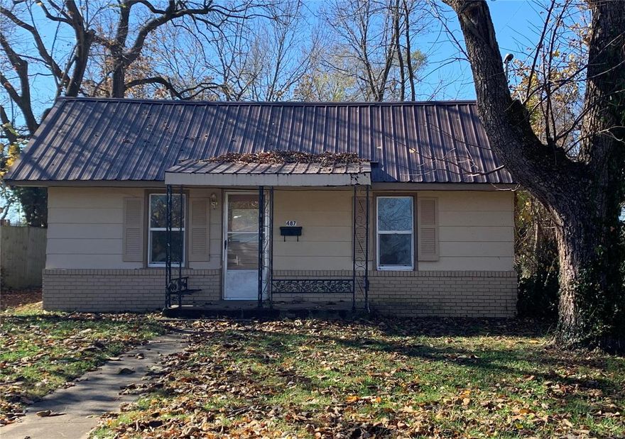 SEARCHING FOR AN INVESTMENT PROPERTY OR STARTER HOME. ADORABLE 2 BEDROOM 1 BATH HOME ON AN EXTRA LARGE CORNER LOT.  NEW METAL ROOF, NEW FLOORING AND PAINT.  COVERED FRONT PORCH AND NICE PATIO ON BACK OF HOME FOR GRILLING.