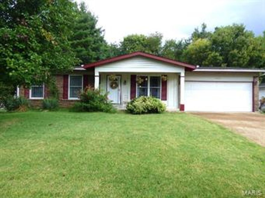 SPACIOUS RANCH WITH 3 BEDS, 2 1/2 BATHS, FAMILY ROOM WITH WOOD BURNING FIREPLACE, NICE UPDATED KITCHEN WITH 42” CABINETRY, BREAKFAST BAR, CERAMIC FLOORING AND STAINLESS APPLIANCES.  AWESOME MASTER BEDROOM SUITE ADDITION W/ LARGE WALK-IN CLOSET, FULL BATH, AND FRENCH DOORS LEADING TO PATIO AND INGROUND POOL. POOL IS ACCESSABLE FROM FAMILY ROOM AS WELL. FINISHED LOWER LEVEL WITH REC/FAM ROOM AND 1/2 BATH. NICE PRIVATE LOT BACKS TO TREES AND COMM. GROUND. OVER SIZED 2 CAR GARAGE, SOME NEWER WINDOWS. UPDATED LIGHTING, FLOORING AND PAINT. CUTE HOME, GREAT SPACE. EASY ACCESS TO 364.