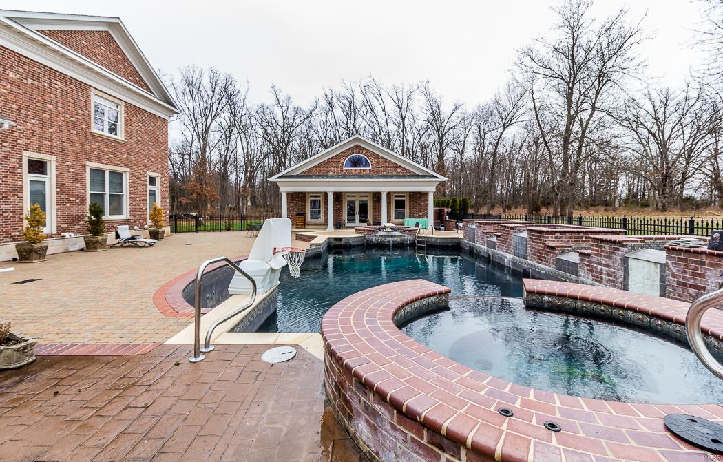 FOX RUN MANORS - Residential