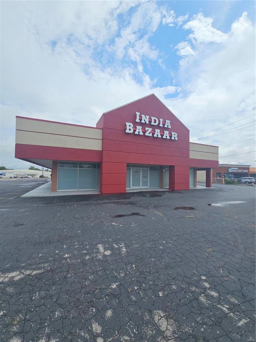 Office/retail space available! Building has 3,900 sq ft of space available on high traffic road. Location: High Traffic