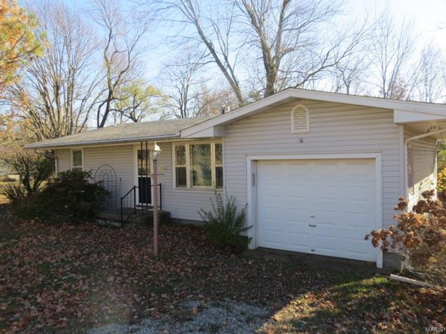 Adorable 2 bedroom home on 1/2 acre lot w/partial fenced area for kids and/or pets.  Located in nice quiet neighborhood with little traffic.