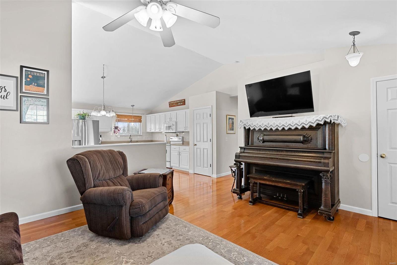 Wentzville, Missouri 63385, United States, 3 Bedrooms Bedrooms, ,2 BathroomsBathrooms,Residential,Pending,85205