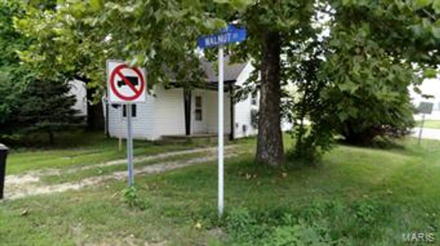 WOW !!!! LOCATION !!!! LOOCATION !!!! LOCATION !!!! POSSIBILITY OF COMMERCIAL ???? ( CORNER  OF HWY 50 & WALNUT )

  1 BD, 1 BTH, 588 sq. ft. + storage shed.   MUST SEE !!! BRING YOUR OFFERS .....