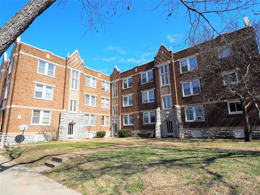 This is a great opportunity for investors or owner occupant!! Turnkey 18 family building!  Gross rent roll of $10,655 per month.