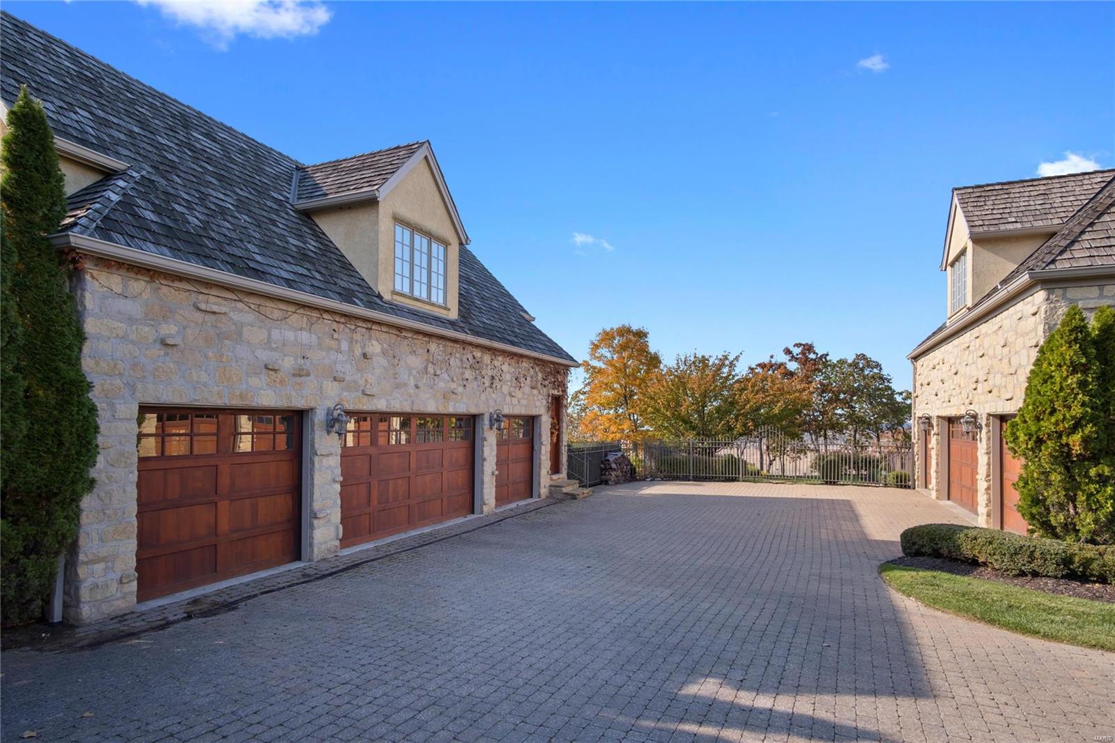 Bluffs Of St Albans - Residential