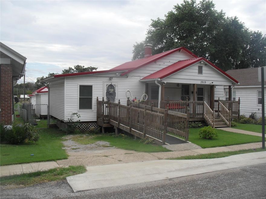 Great little bungalow with newer metal roof, in the Oakwood community. This unique property has had some well built additions for the new owner A large hobby area with its own half bath and additional den in rear of house have been added. A large eat in kitchen and open floor plan makes this small home feel big.The large Family room addition with separate half bath, has been used as a hair saloon for the past few years. There is a detached Garage just steps away from the back door. A large Barn style garden shed sits at the far end of the back yard. So many useful extras with this cute sharp home. Come see it today. Some Accessible Features