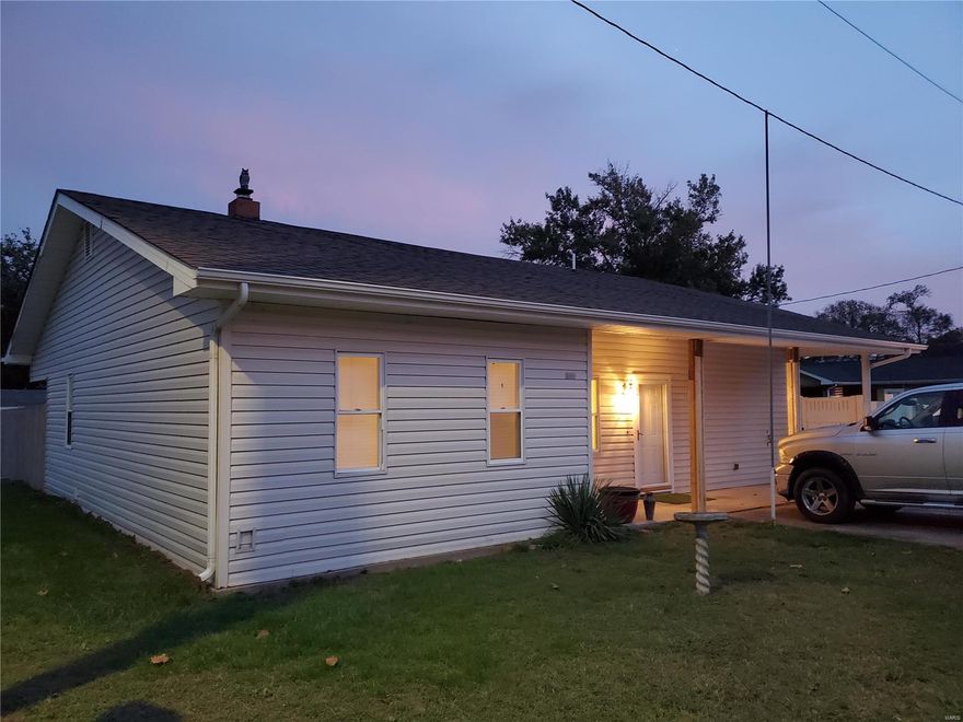 Updated 2 bedroom 2 full bath. Newer kitchen and baths. Spacious rooms through out. Over 1,400sq ft of living space. Open kitchen with separate dining room. Living room is open and airy. Great location close to Hwy 79. Seller is motivated so come see this home for yourself!