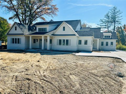 Photo of 24 Woodcrest Drive, Ladue, MO 63124 (MLS # 24048990)