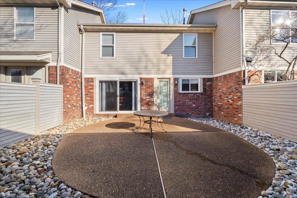 St Louis, Missouri 63119, United States, 2 Bedrooms Bedrooms, ,3 BathroomsBathrooms,Residential,Pending,3970