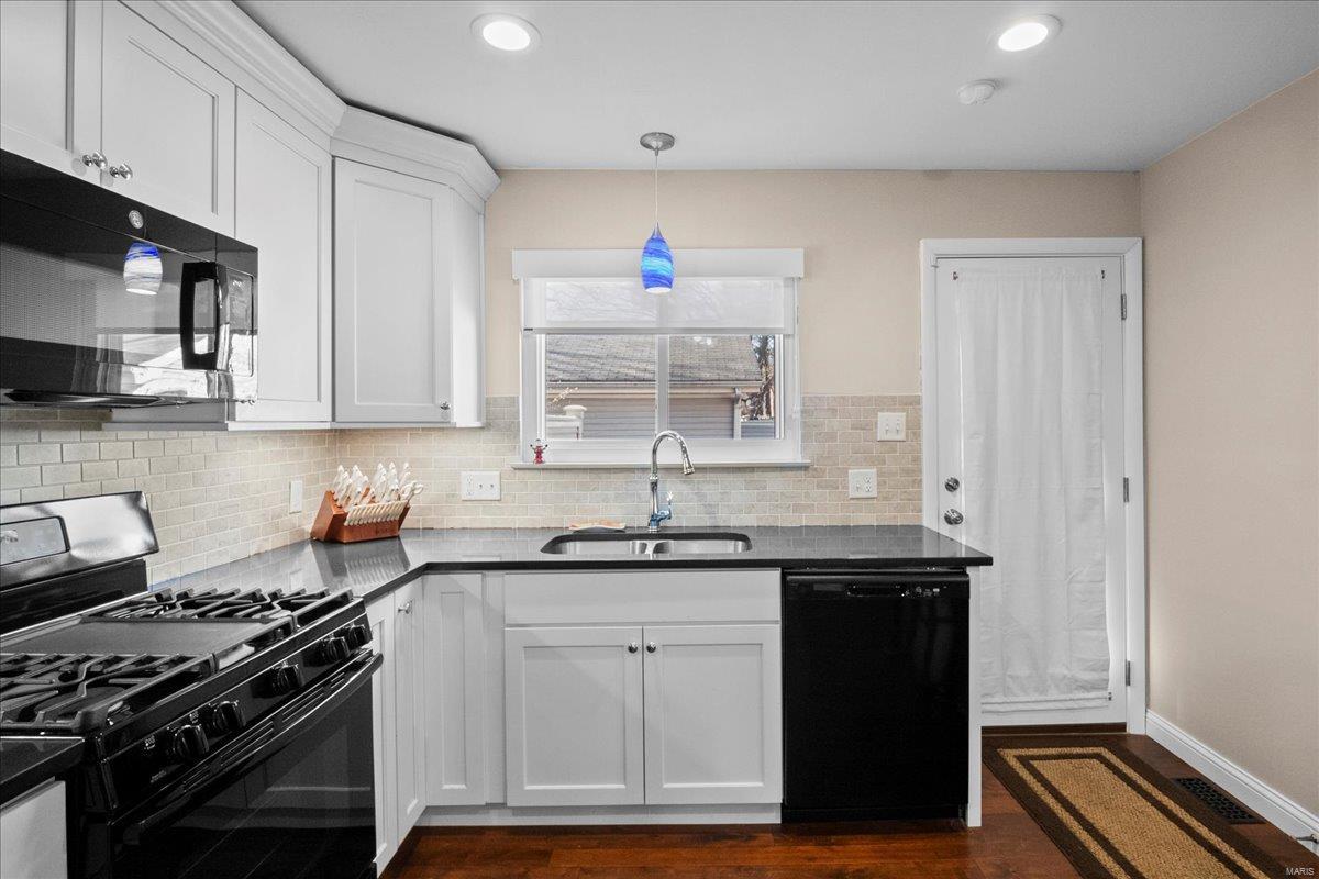 St Louis, Missouri 63119, United States, 2 Bedrooms Bedrooms, ,3 BathroomsBathrooms,Residential,Pending,3970