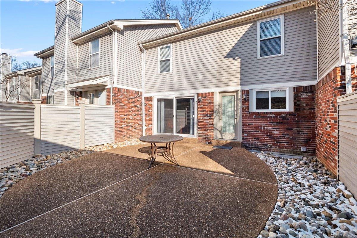 St Louis, Missouri 63119, United States, 2 Bedrooms Bedrooms, ,3 BathroomsBathrooms,Residential,Pending,3970