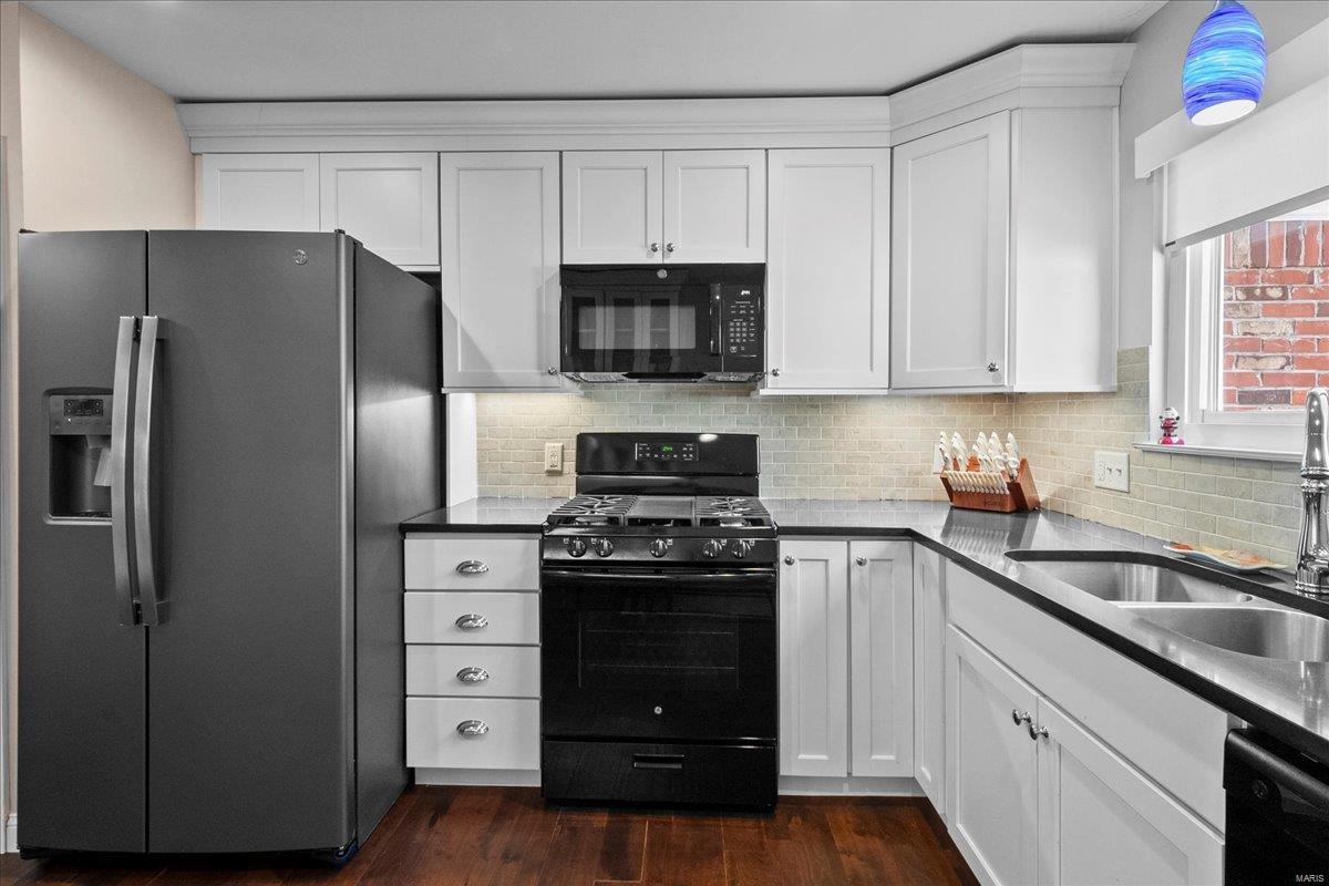 St Louis, Missouri 63119, United States, 2 Bedrooms Bedrooms, ,3 BathroomsBathrooms,Residential,Pending,3970