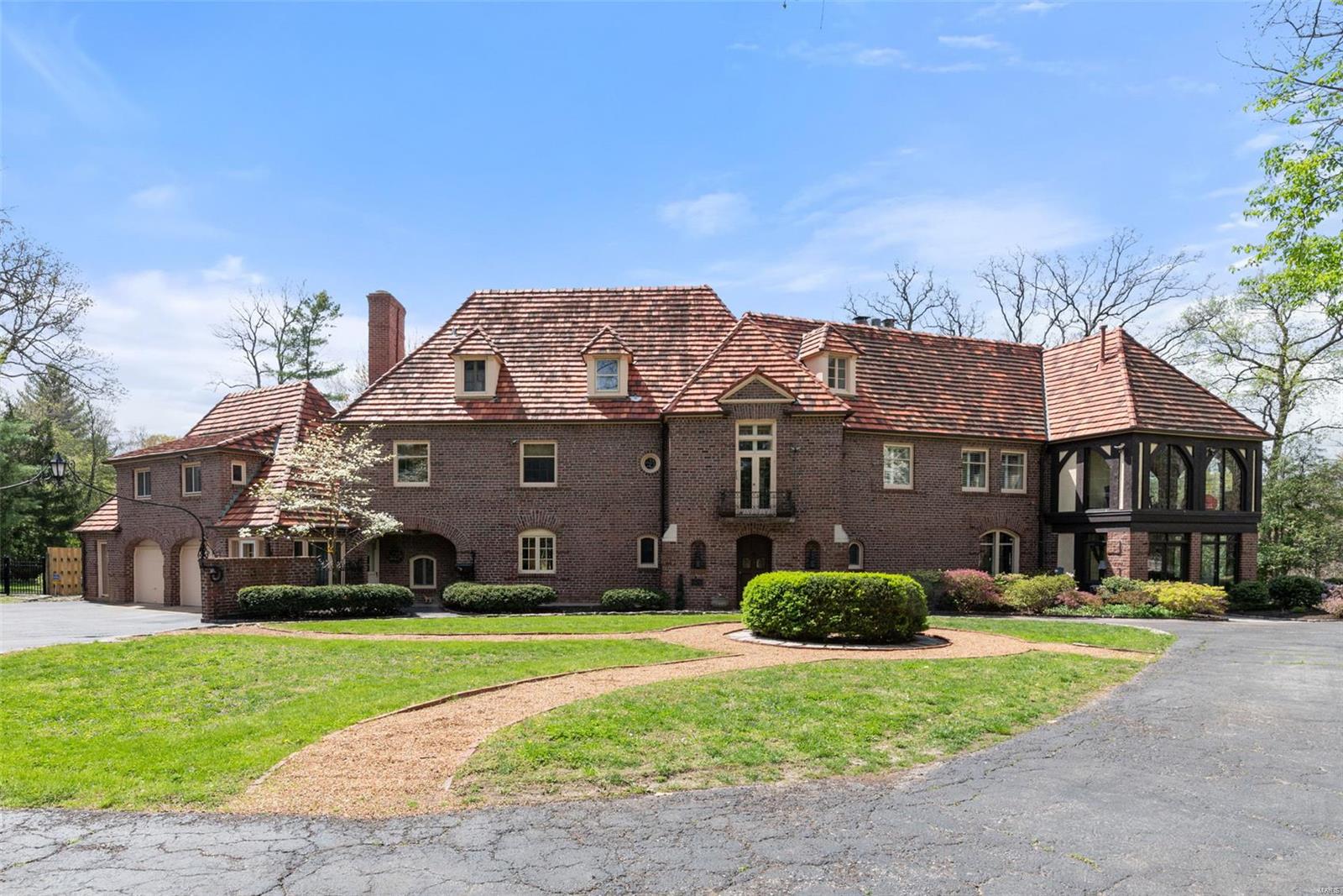 8 Carrswold Drive