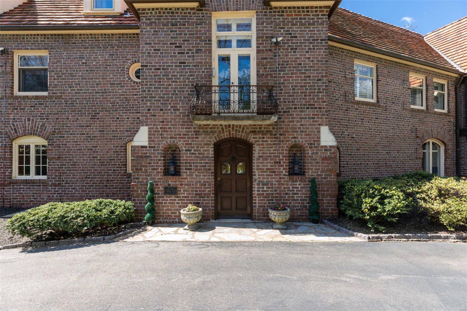 8 Carrswold Drive