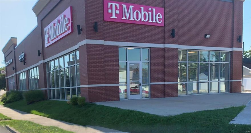 This is a 1xshowing put in for comp purpose only.
There are 3 tenants in this building. It is a strip center divided into 3 different units. Location: High Traffic, Retail Center