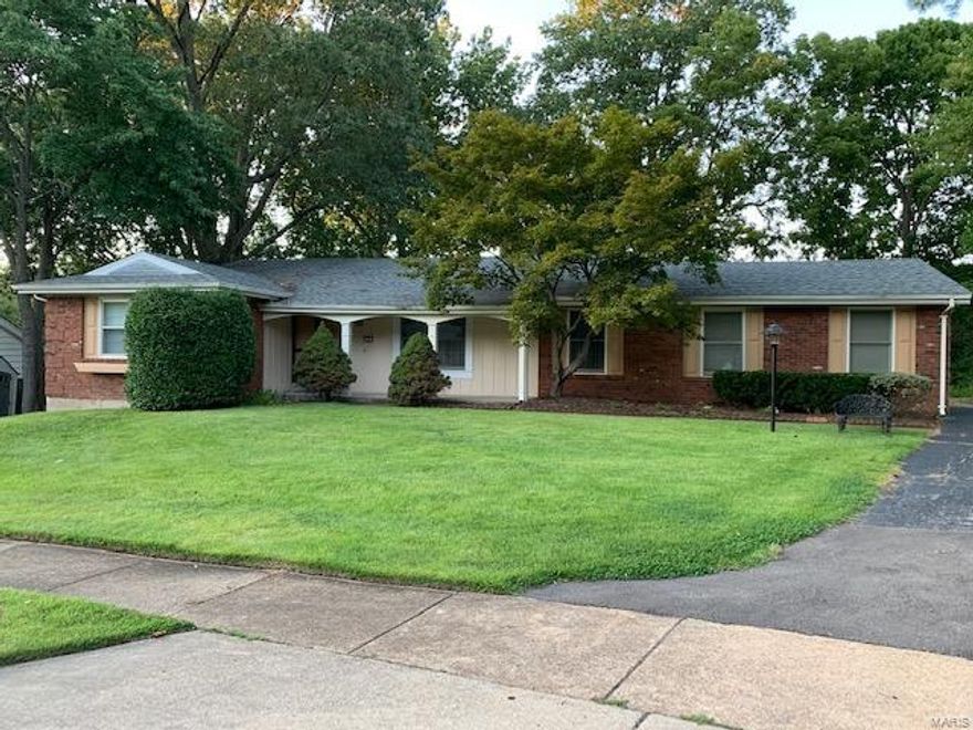 4 White Plains Dr, Chesterfield, MO 63017 is a single family home built in 1969. 
Beautifully renovated ranch home on a quiet, private cul-de-sac with a tranquil back yard. Updated from top to bottom. The LARGE eat in kitchen is perfect for family gatherings with white Cabinets and silver bullet paint -- it really pops. The kitchen opens to the dining room and expansive living room area on one side and a family room on the other side that has a walkout onto a two season room. There are three full baths. The master has a large walk in closet. The basement is finished with a large family area and a fourth guest area.There is a washer and dryer that are currently in the home and the owner does not warranty them. Parkway Central School District. Close to Schnucks and First Watch as well as the Butterfly House and Faust Park