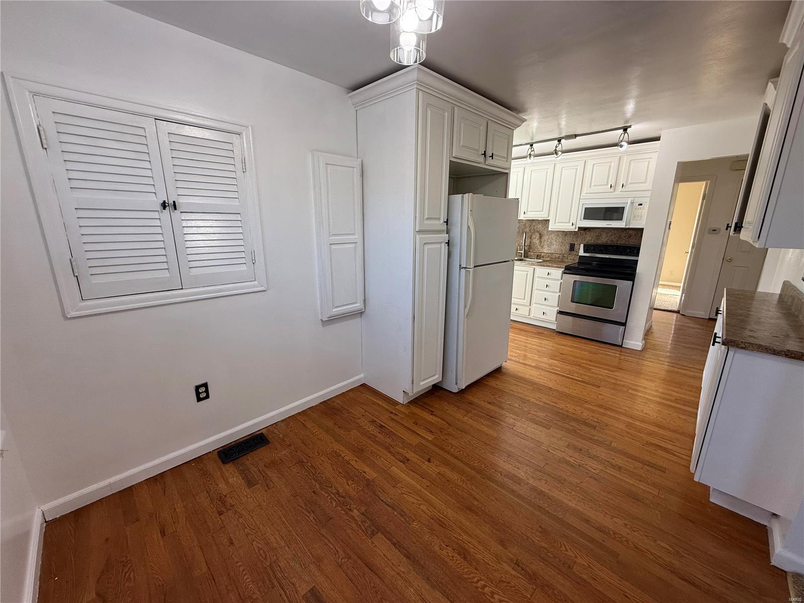 St Ann, Missouri 63074, United States, 2 Bedrooms Bedrooms, ,2 BathroomsBathrooms,Residential,Pending,37539