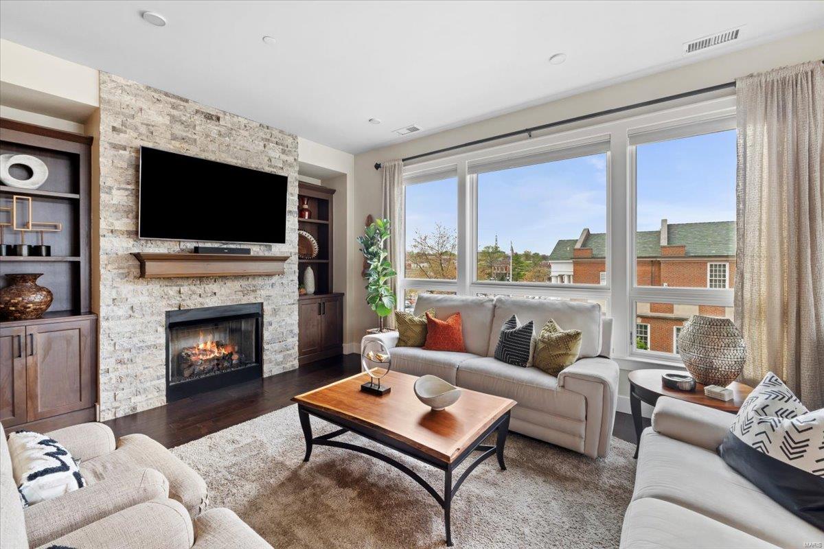 Kirkwood, Missouri 63122, United States, 2 Bedrooms Bedrooms, ,2 BathroomsBathrooms,Residential,Pending,112412