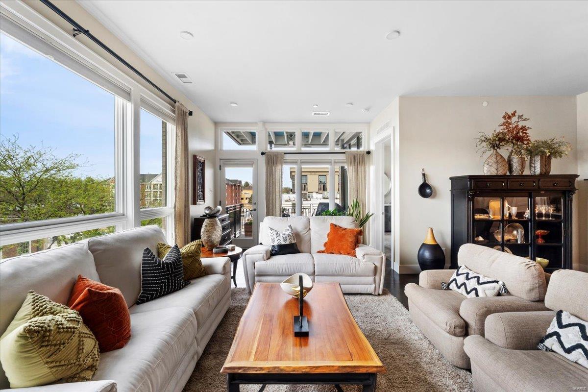 Kirkwood, Missouri 63122, United States, 2 Bedrooms Bedrooms, ,2 BathroomsBathrooms,Residential,Pending,112412