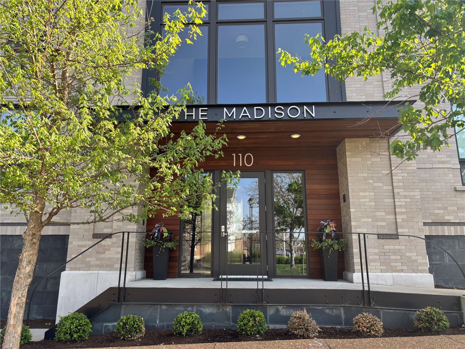 Kirkwood, Missouri 63122, United States, 2 Bedrooms Bedrooms, ,2 BathroomsBathrooms,Residential,Pending,112412