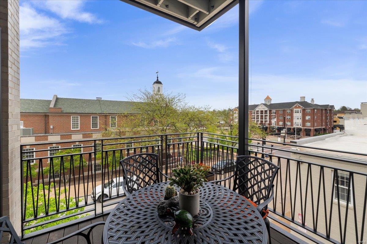 Kirkwood, Missouri 63122, United States, 2 Bedrooms Bedrooms, ,2 BathroomsBathrooms,Residential,Pending,112412