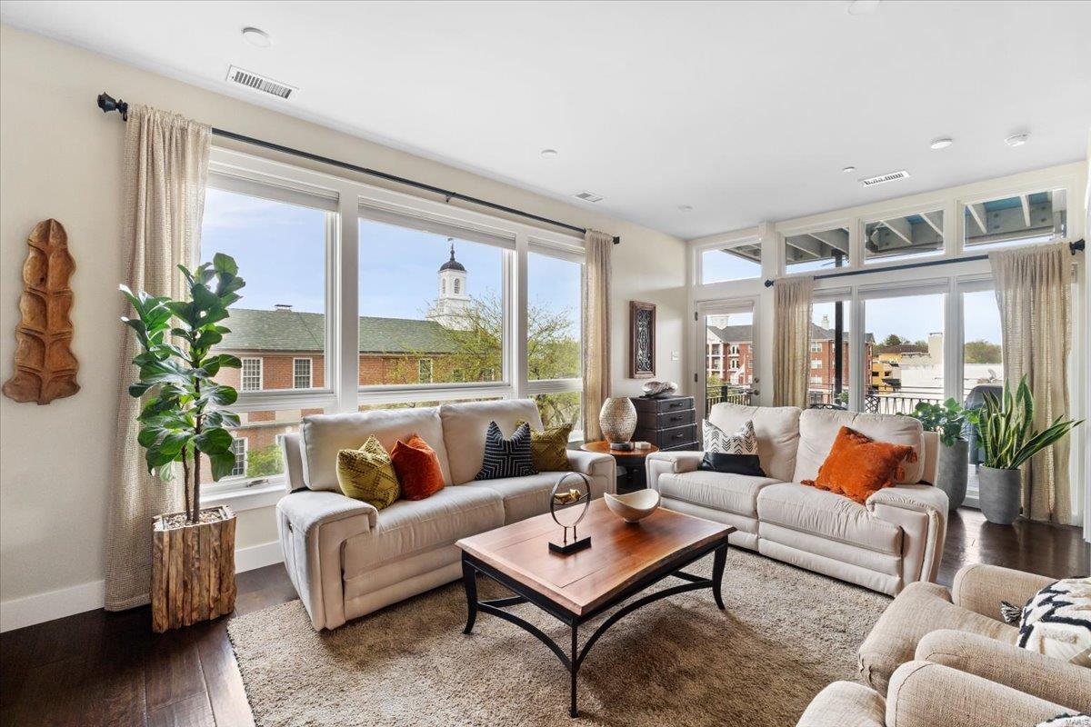 Kirkwood, Missouri 63122, United States, 2 Bedrooms Bedrooms, ,2 BathroomsBathrooms,Residential,Pending,112412