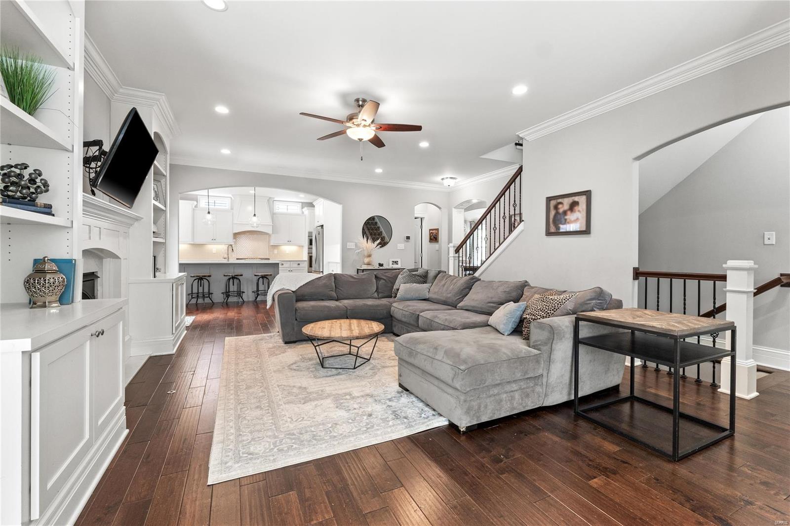 911 Evans Ave Lt Split - Residential