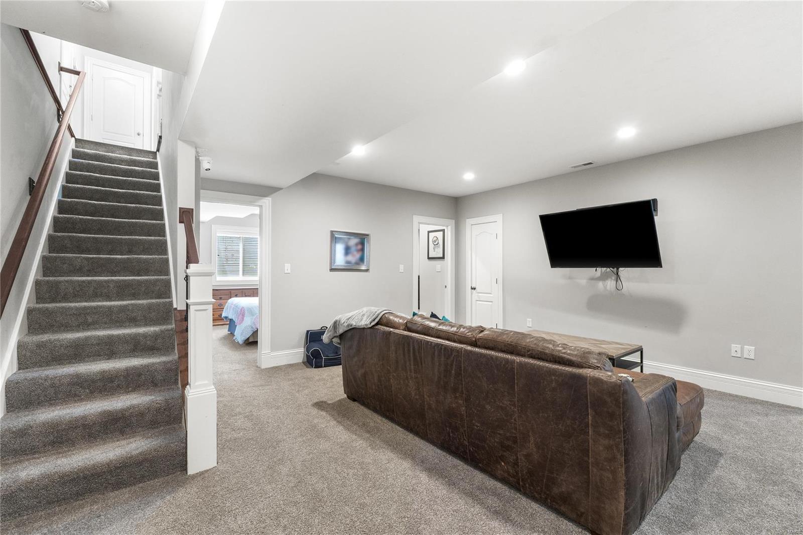 911 Evans Ave Lt Split - Residential