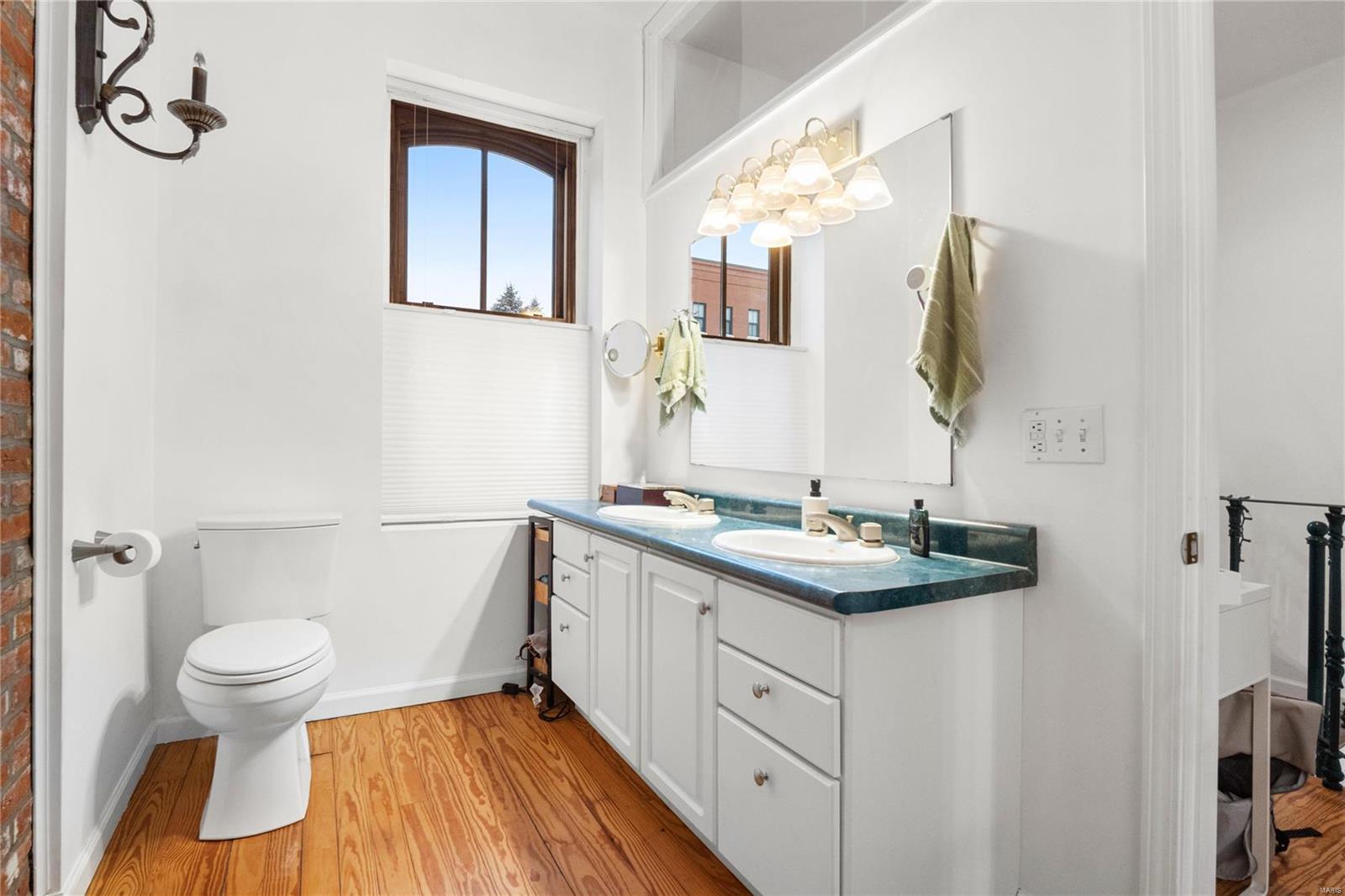 St Louis, Missouri 63104, United States, 3 Bedrooms Bedrooms, ,3 BathroomsBathrooms,Residential,Active,19234