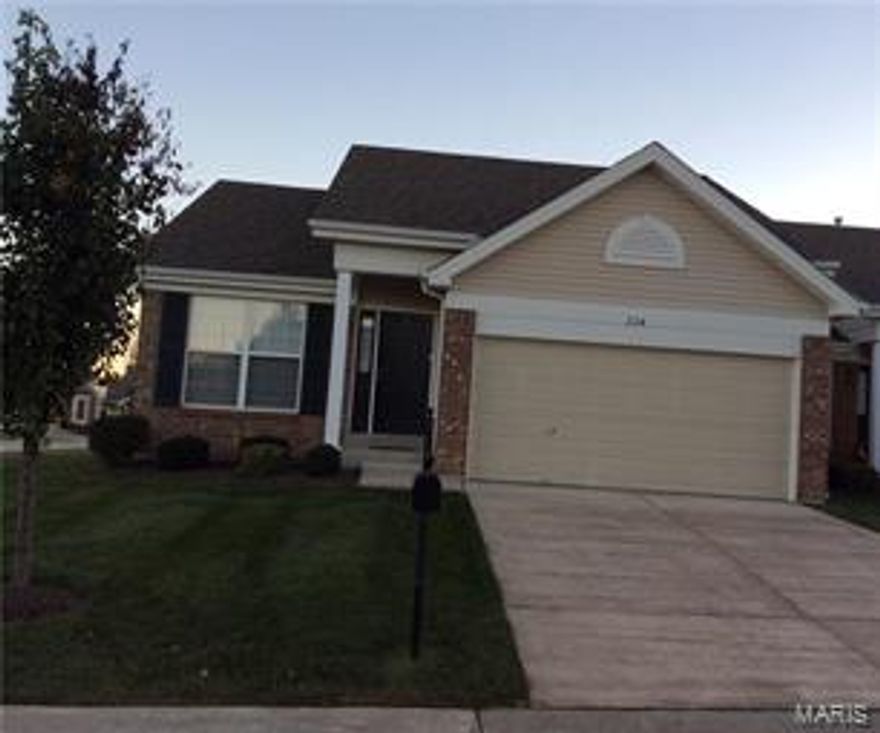 Lovely move in ready villa with everything on the main level. Large living room, kitchen, breakfast room, main floor laundry and 2 nice sized bedrooms. 2 car garage, located on a large corner lot and the LL is a walk out. Great opportunity for someone to have a newer, well maintained home with everything on the main level in a great location. Location: End Unit, Ground Level