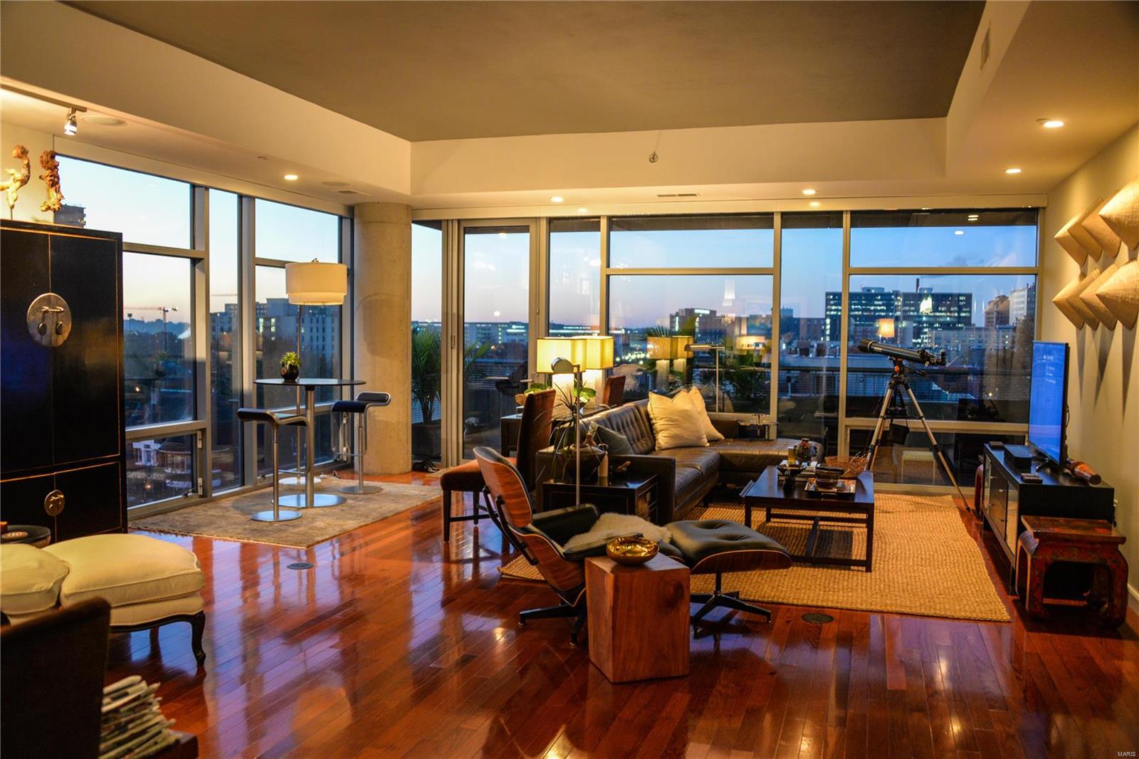 Lindell Blvd Condo - Residential