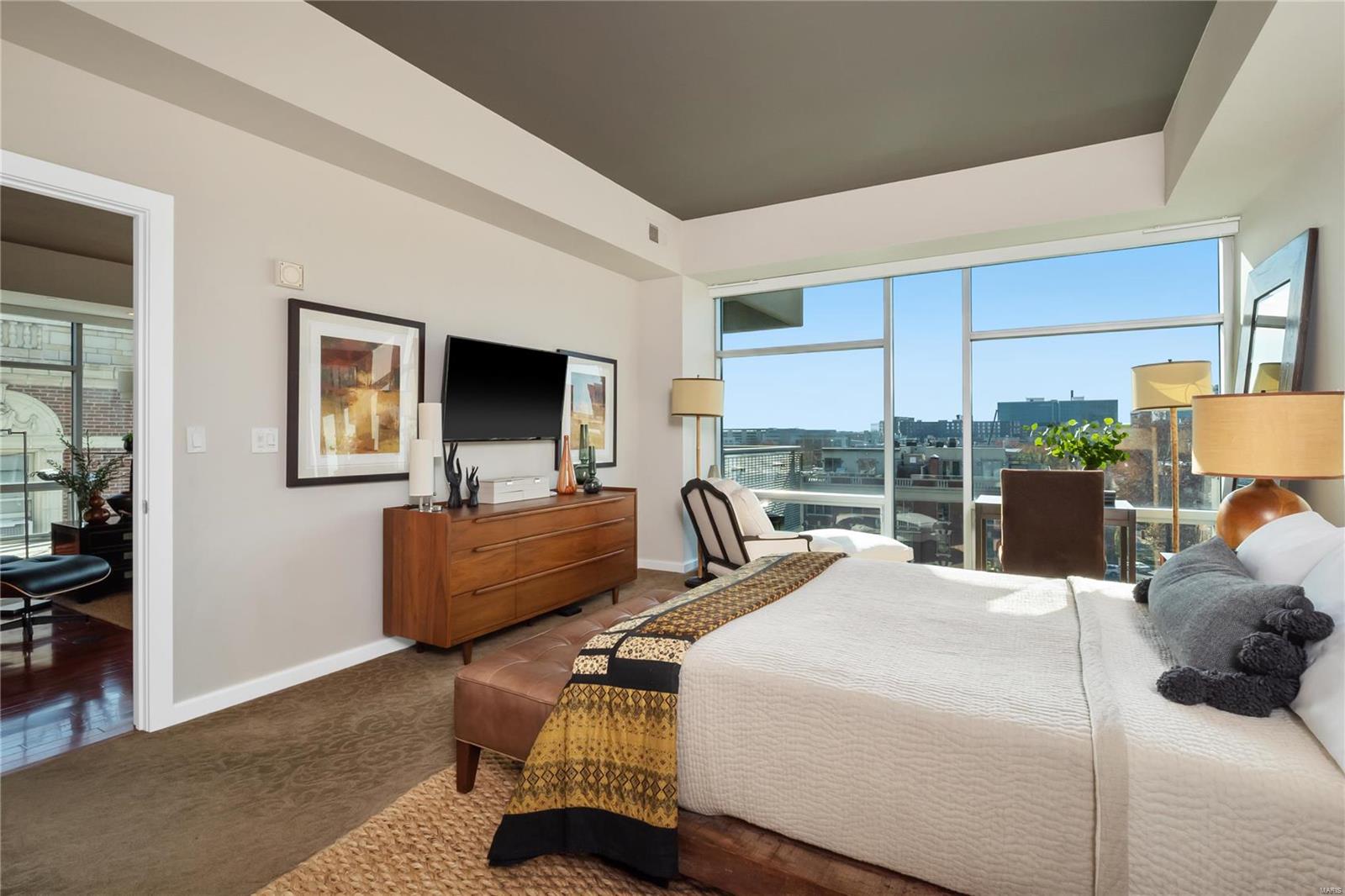 Lindell Blvd Condo - Residential