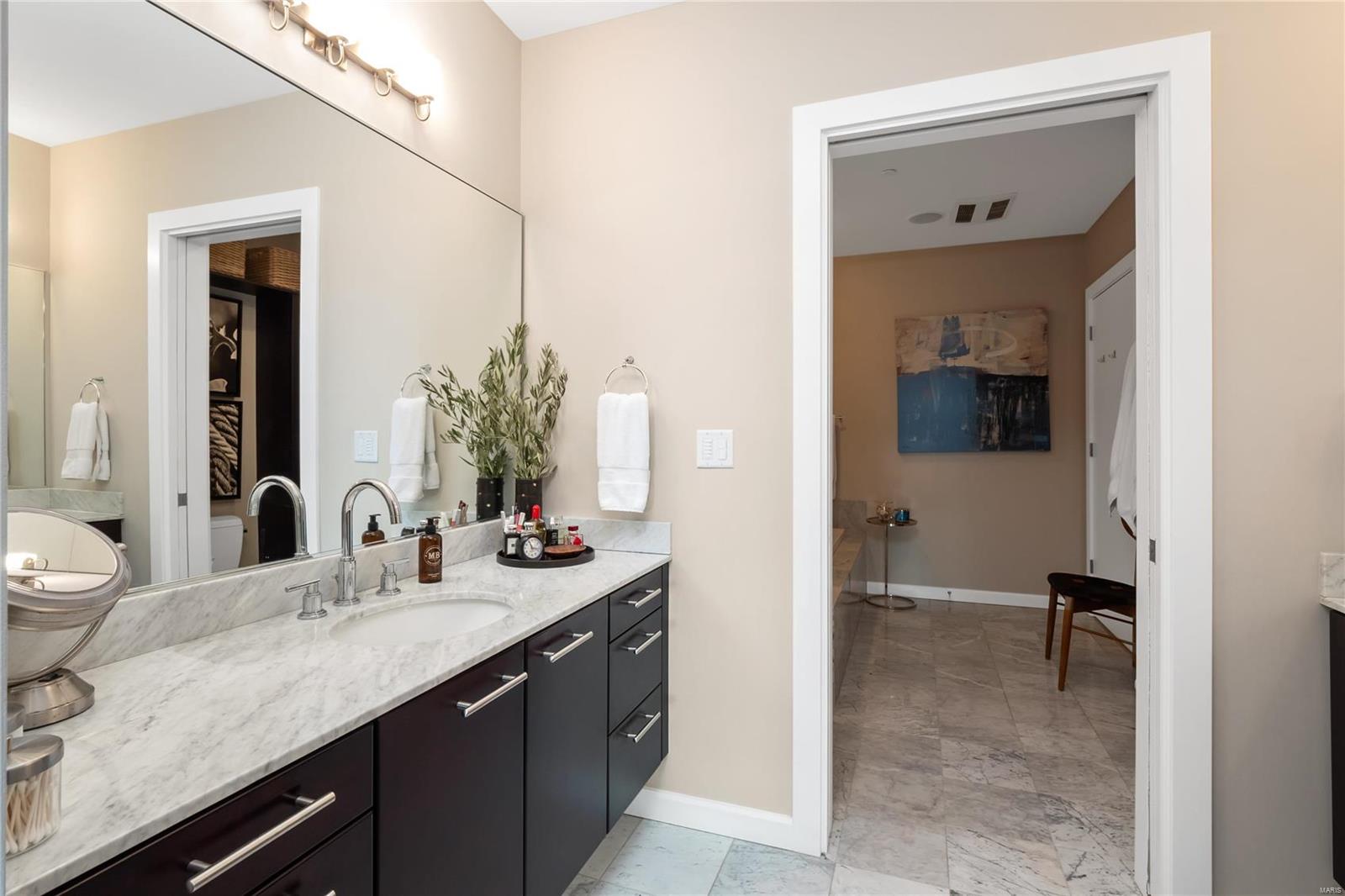 Lindell Blvd Condo - Residential