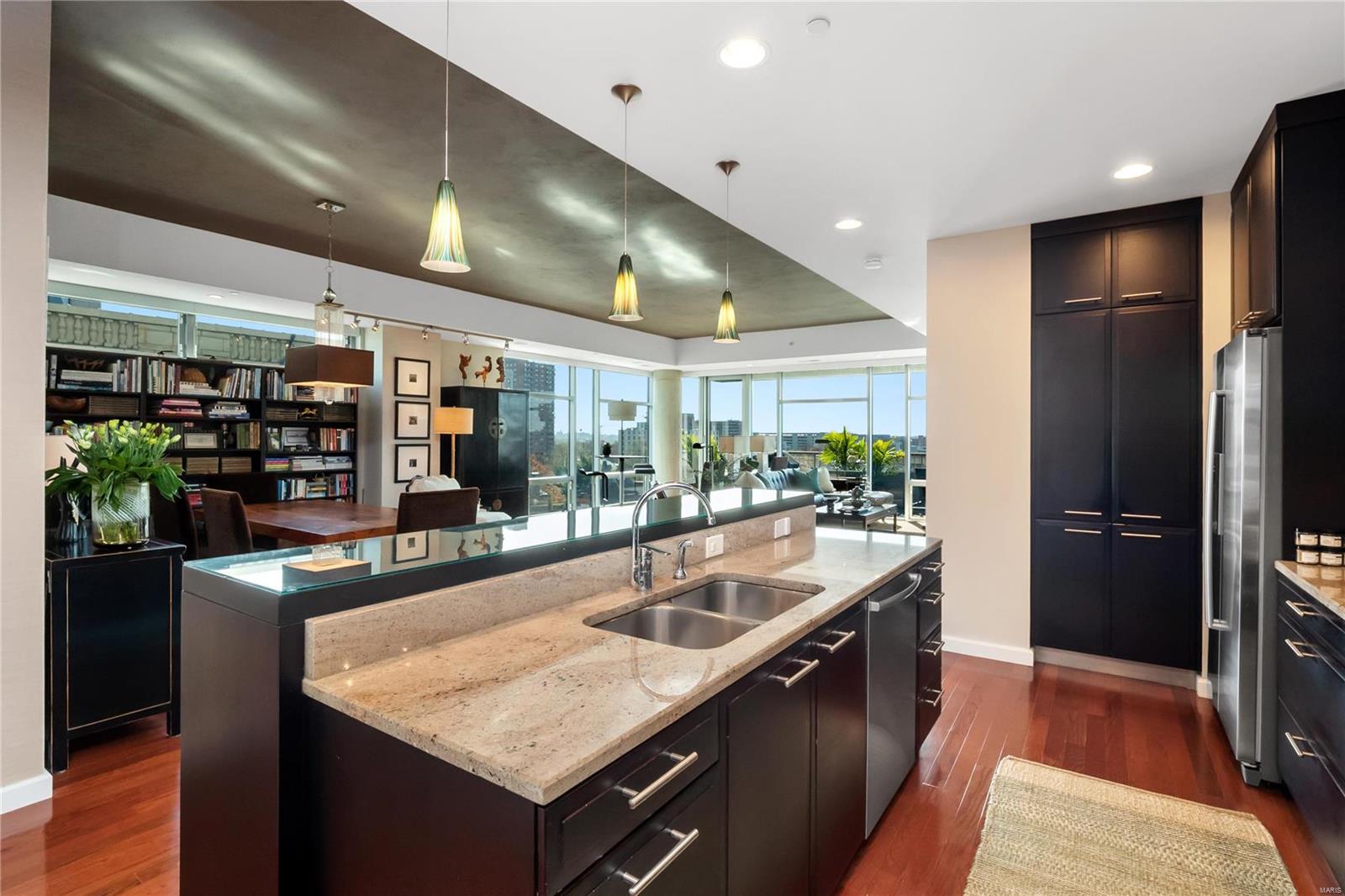 Lindell Blvd Condo - Residential