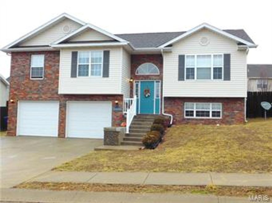 WoW!!  This 4 Bedroom 3 Bathroom home is sitting in a great subdivision!  Living Room is large with beautiful laminate flooring!  Kitchen cabinets are gorgeous!  And talk about cabinet space this house has a ton!  Master bedroom is large with a huge walk-in closet!  Spare rooms are very spacious!  Basement is finished!  Fourth bedroom is in basement!  Family room is a great addition!  Yard has dark stained privacy fence!  This home has so much curb appeal!  Call today to set up a showing time!