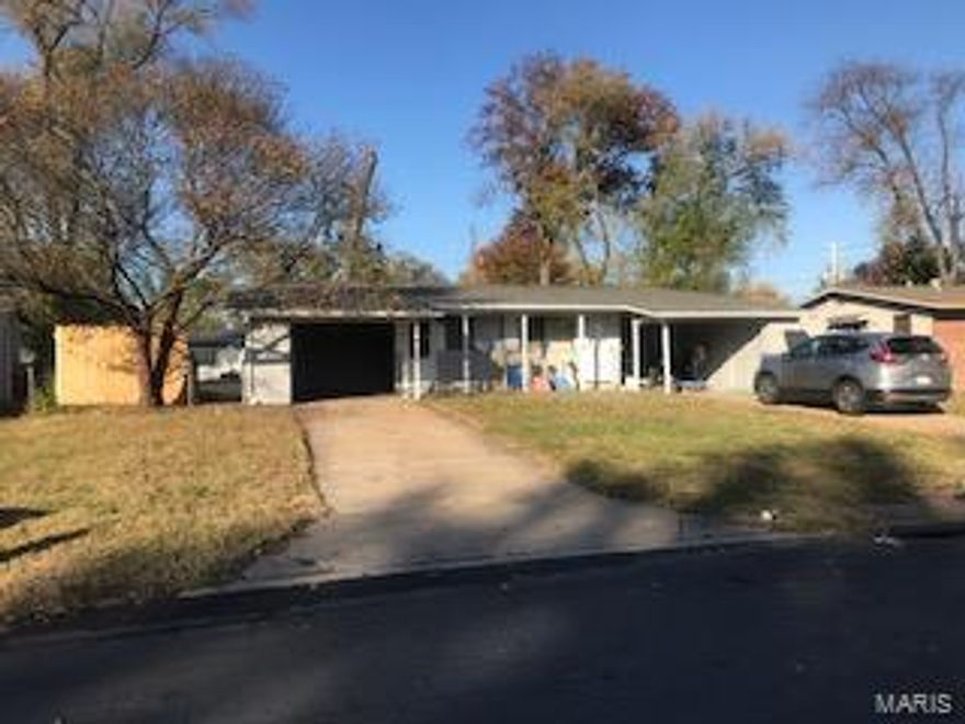 Great location for this 2 bed, 1 bath 1/2 Duplex in Florissant just off Lindbergh within minutes of shopping - Schnucks is right across Lindbergh, schools & highways! Newer Laminate flooring thruout! Spacious kitchen with plenty of white cabinets and solid surface countertops. Refrig, gas stove  & microwave provided. Nice level fenced-in yard with gate. Plenty of parking with extra outside storage units. Newer wood privacy fencing. Please call for application prior to viewing. Credit report run prior to viewing property. Call for details. Seller looking for 1 year lease, no pets, no smoking