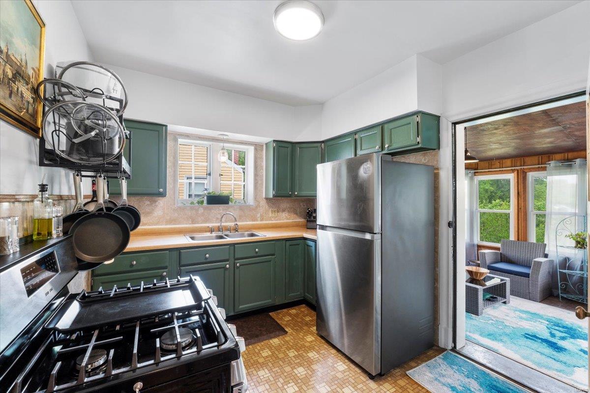 St Louis, Missouri 63135, United States, 3 Bedrooms Bedrooms, ,3 BathroomsBathrooms,Residential,Pending,118022