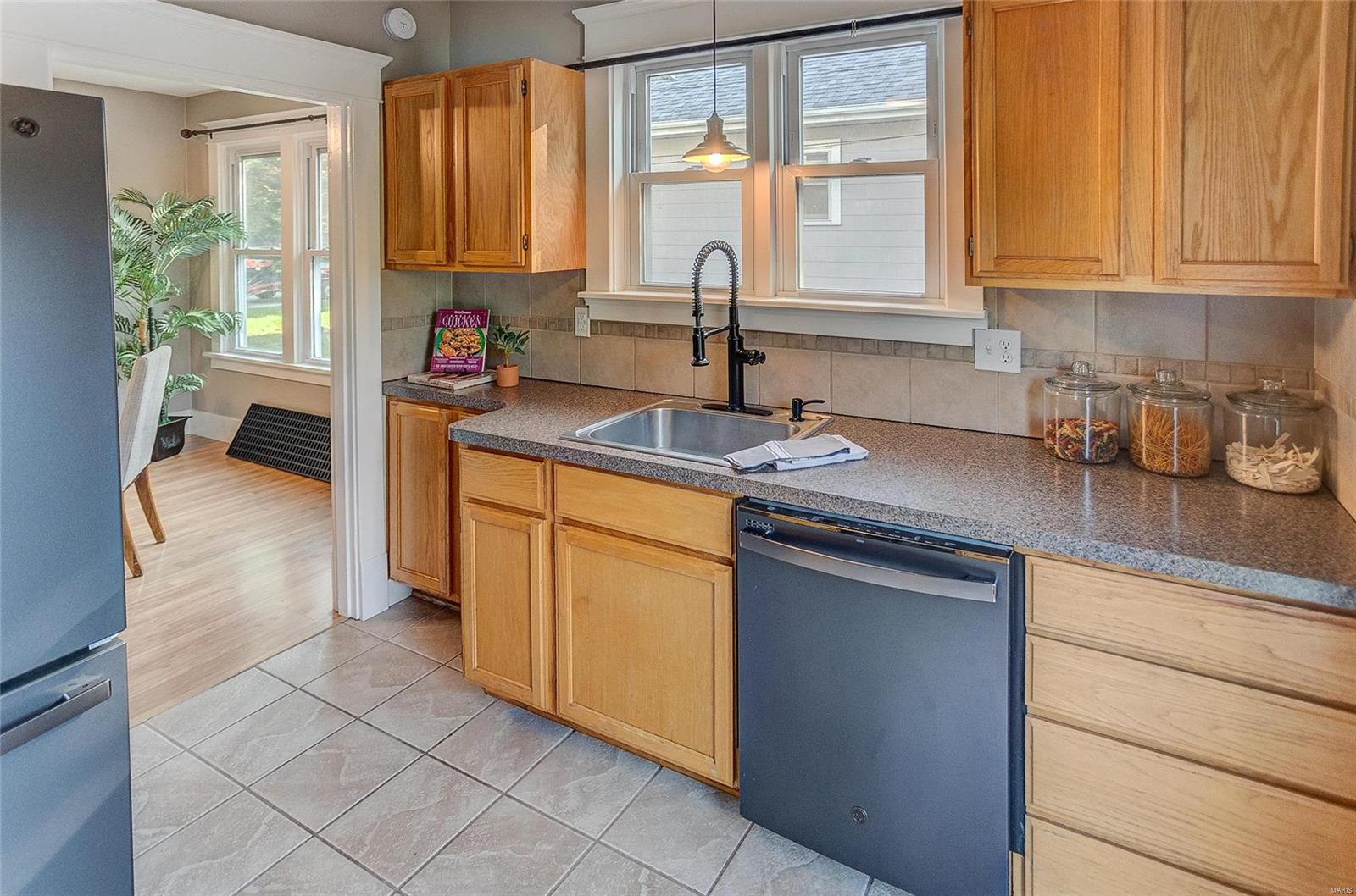 Edwardsville, Illinois 62025, United States, 3 Bedrooms Bedrooms, ,2 BathroomsBathrooms,Residential,Pending,41159