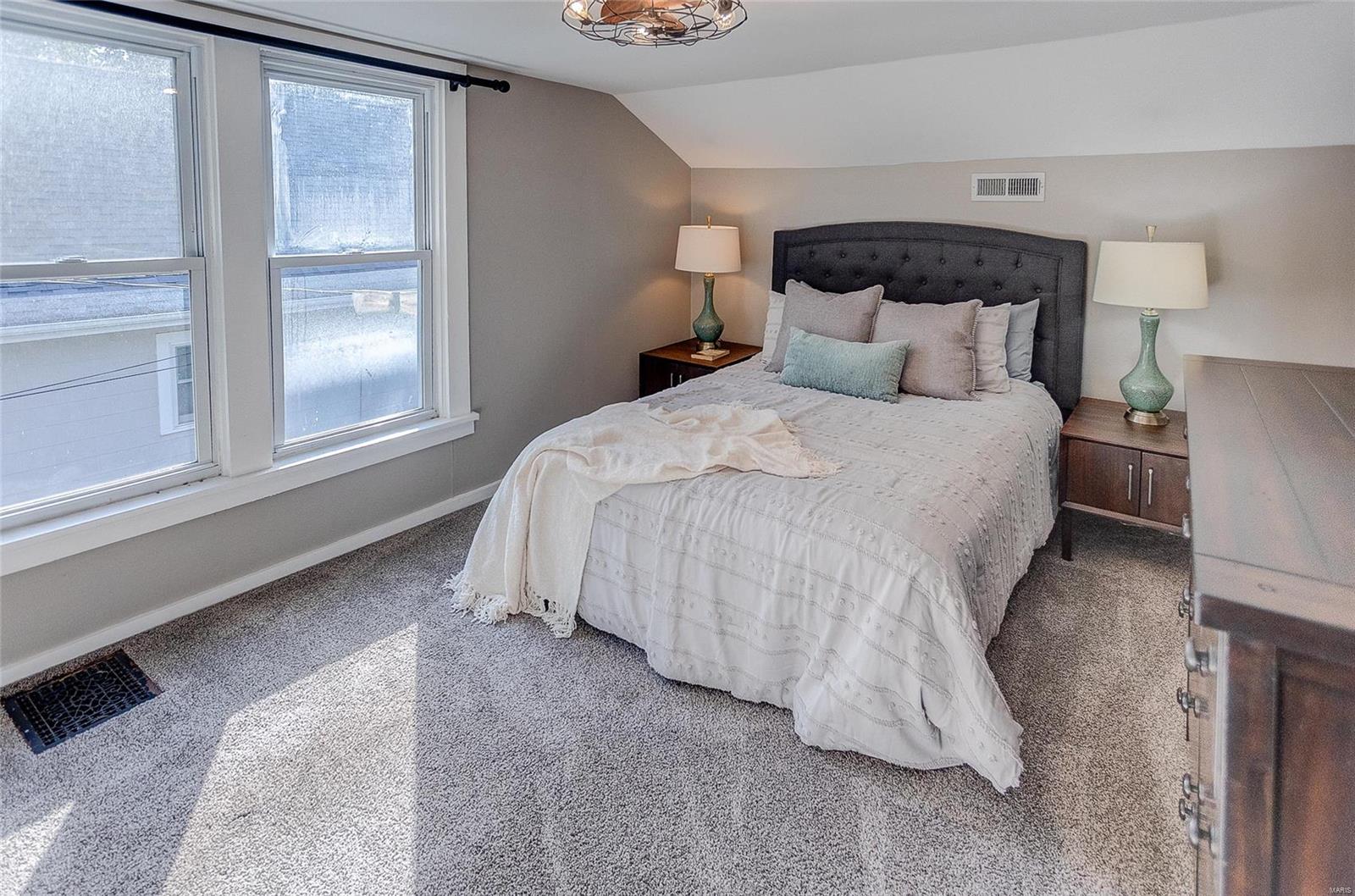 Edwardsville, Illinois 62025, United States, 3 Bedrooms Bedrooms, ,2 BathroomsBathrooms,Residential,Pending,41159