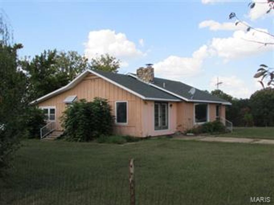 358 acres m/l with 2 miles of Piney River frontage complimented with 1 mile of Hog Creek frontage. Property has ponds, several auto water systems, 90 x 100 steel building with electric/water. 4 bedroom, 2 Bath home with basement. 35 x 80 hay barn, miles of goat fence. Pasture deluxe, timber, deer and turkey hunting. Would make an excellent resort. Located about 2 hours from St. Louis.