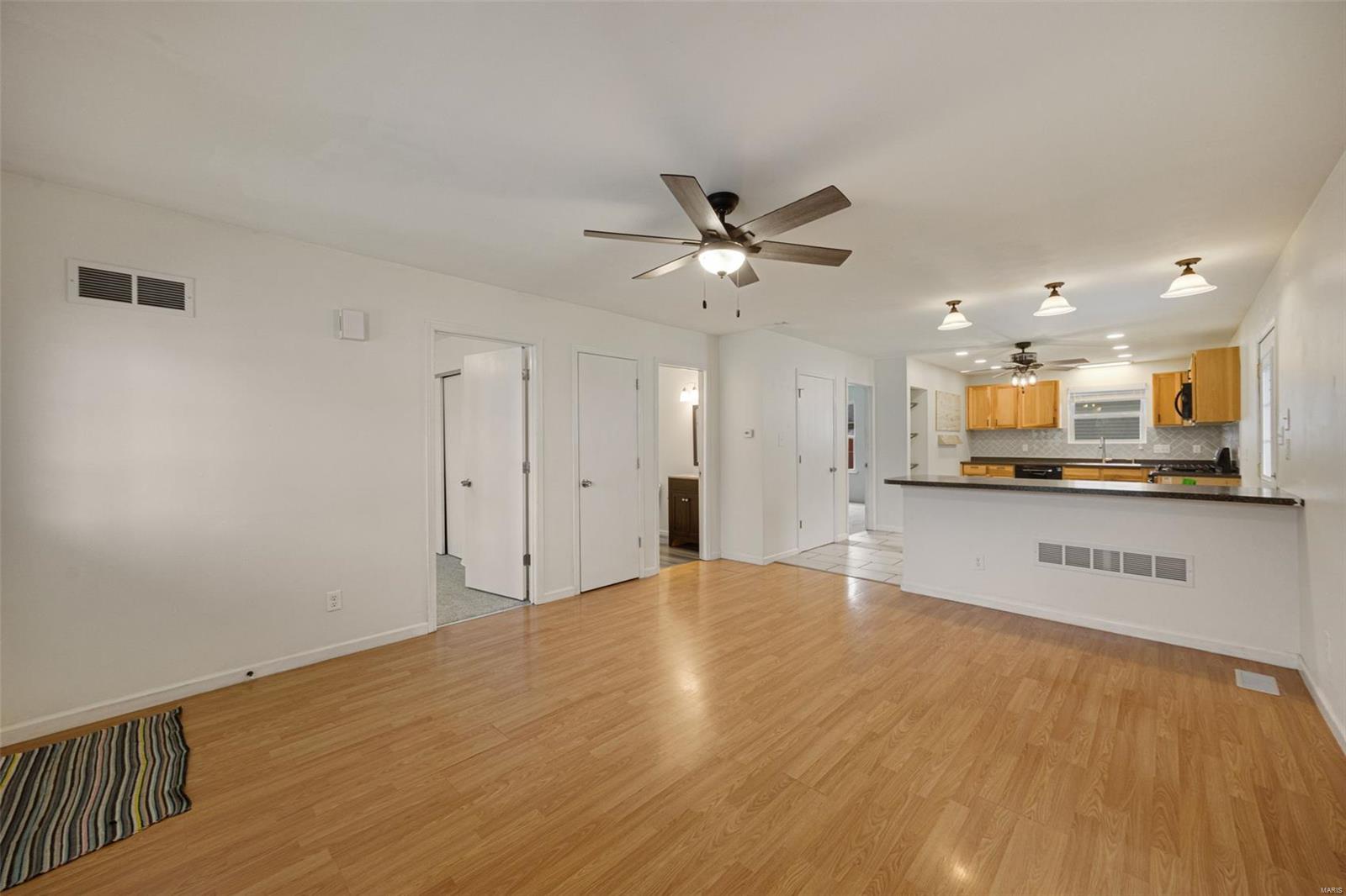 St Charles, Missouri 63301, United States, 2 Bedrooms Bedrooms, ,2 BathroomsBathrooms,Residential,Pending,103759