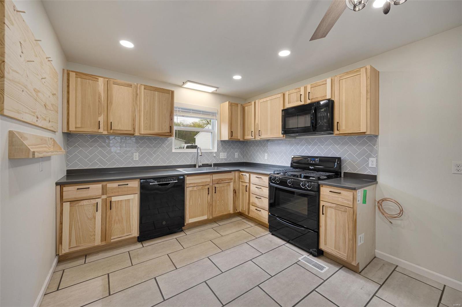 St Charles, Missouri 63301, United States, 2 Bedrooms Bedrooms, ,2 BathroomsBathrooms,Residential,Pending,103759