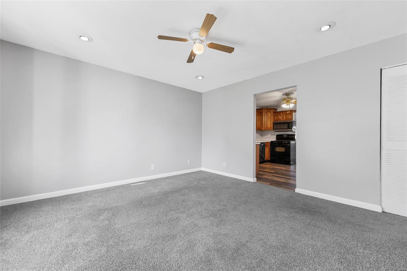 Maryland Heights, Missouri 63043, United States, 3 Bedrooms Bedrooms, ,1 BathroomBathrooms,Residential,Pending,38965