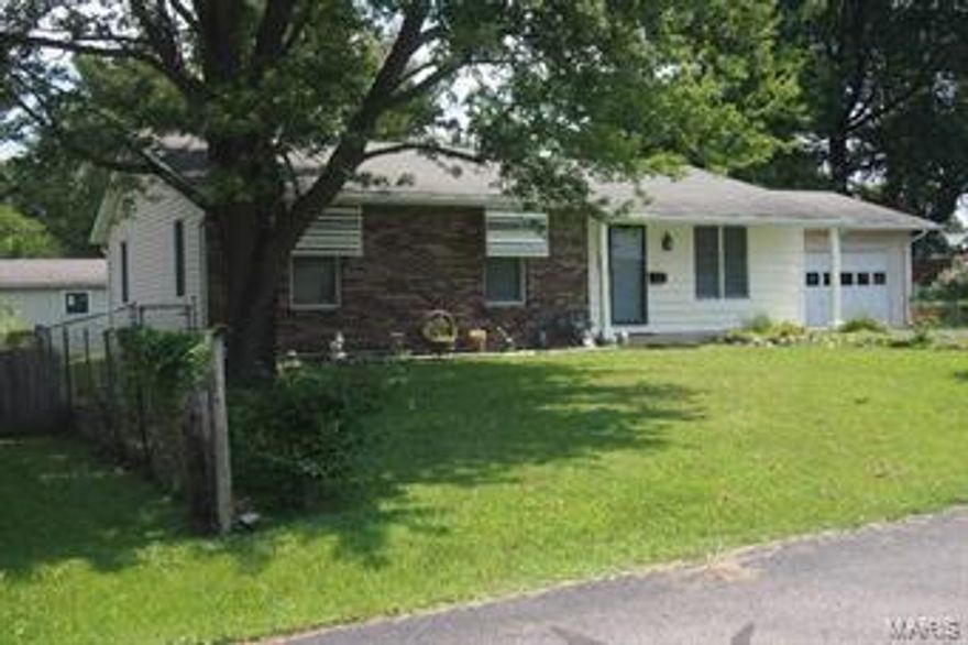 This 1280 sq. ft. home has 3 large bedrooms, 1 1/2 baths, large open floor plan for living room, dining room and kitchen.  Laundry off kitchen.  2 car attached garage, utility shed 10x12, fenced in backyard with shady patio in evenings, on dead end drive for lots of privacy.  Well taken care of.  13 month Home Warranty.