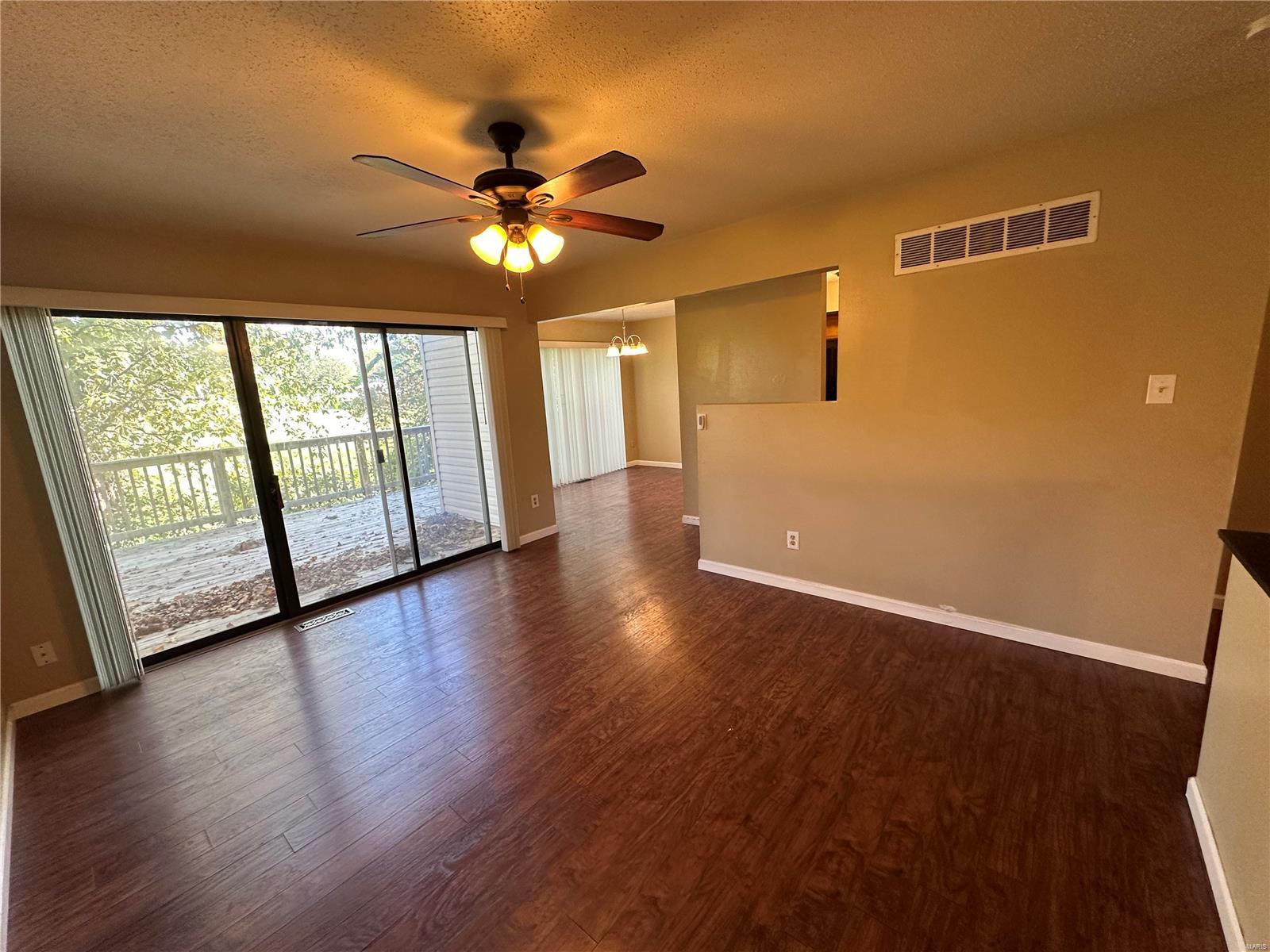 Florissant, Missouri 63033, United States, 3 Bedrooms Bedrooms, ,3 BathroomsBathrooms,Residential,Pending,40064