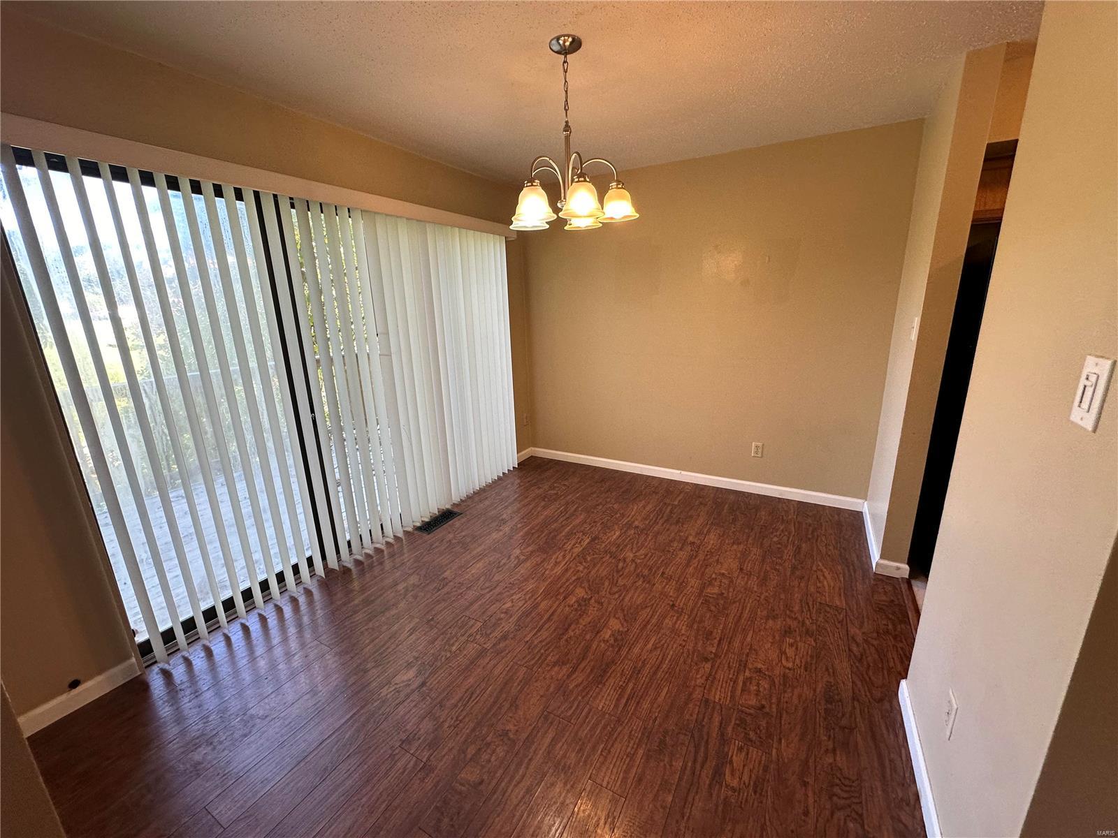 Florissant, Missouri 63033, United States, 3 Bedrooms Bedrooms, ,3 BathroomsBathrooms,Residential,Pending,40064